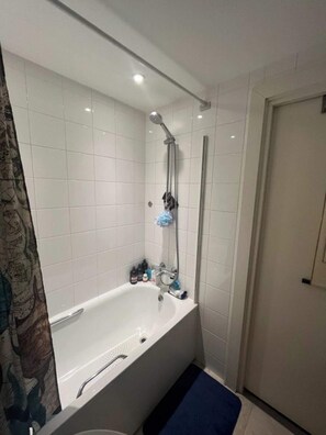 Appartement, 1 lit double | Salle de bain | Serviettes fournies, savon, shampoing, papier toilette