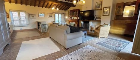 Fernseher, Kamin, Stereoanlage