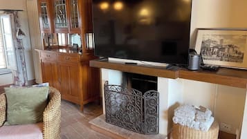 TV, fireplace, stereo