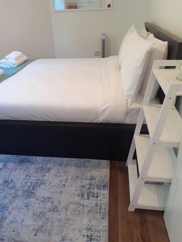 Basic Apartment, 1 King Bed | 1 bedroom, laptop workspace, iron/ironing board, bed sheets - Bright & Calming 1BD Flat - Islington (London)