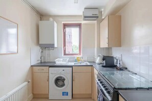 Basic Apartment, 1 King Bed | Private kitchen | Stovetop, electric kettle, toaster, cookware/dishes/utensils - Bright & Calming 1BD Flat - Islington (London)