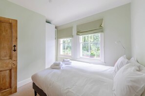 Basic Apartment, 1 King Bed | 1 bedroom, bed sheets