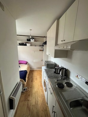 Estúdio básico, 1 cama de solteiro | Cozinha privada | Geladeira, micro-ondas, cooktop, chaleira elétrica