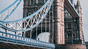A historic building with a large arched entrance and a bridge in front. - Cosy 1BD Studio Flat - Hampstead (London)