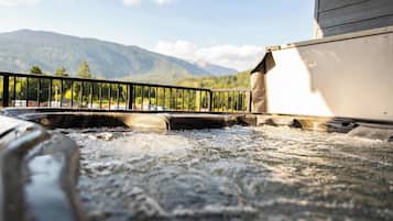 Un jacuzzi con vistas a montañas al fondo.