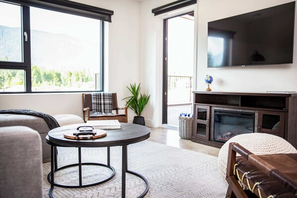 Televisión, chimenea, libros y oficina 