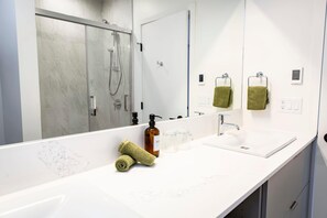 Tina, amenidades de baño ecológicas, secadora de cabello, toallas 