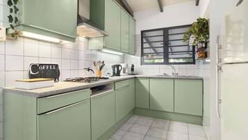 Frigorífico, microondas, placa de cocina y cafetera o tetera