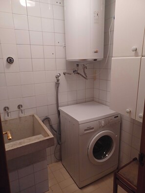 Een douche, een haardroger, een bidet, handdoeken