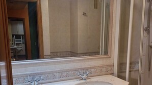 A bathroom with two sinks, a large mirror, and a shower area. - Apartamento Vigo Playa-ciudad II (Vigo)