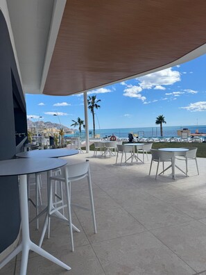 Outdoor dining - Sunset Cliffs 1 • 3 Bedroom • Sea View • Heated pool (Benidorm)