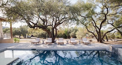 Luxury Home Sleeps 20 Pool & Outdoor Entertainment