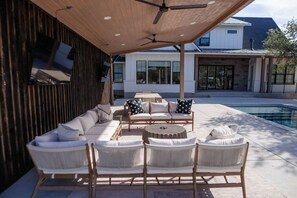 Terrace/patio - Luxury Home Sleeps 20 Pool & Outdoor Entertainment (Dripping Springs)