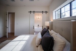 5 bedrooms, desk, iron/ironing board, WiFi - Luxury Home Sleeps 20 Pool & Outdoor Entertainment (Dripping Springs)