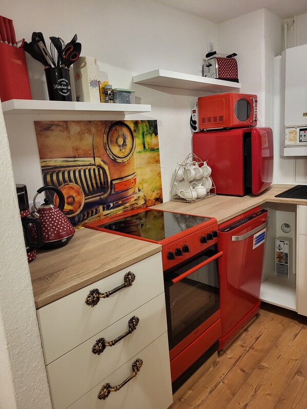 Fridge, oven, stovetop, dishwasher