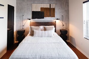 4 bedrooms, desk, WiFi, bed sheets