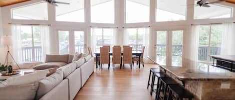 Televisión y chimenea