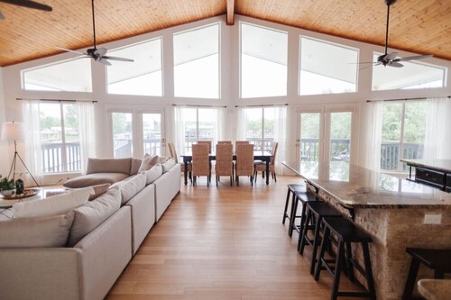 Lakefront Retreat w/ Pool & Game Room | Families