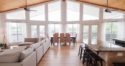 Lakefront Retreat w/ Pool & Game Room | Families