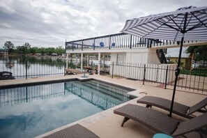 Luokittelematon kuva, 5 kautta 44, painike