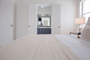 6 bedrooms, desk, WiFi - Lakefront Retreat w/ Pool & Game Room | Families (Marble Falls)