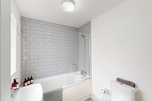 Duschwanne, Komfortbadewanne, Haartrockner, Handtücher