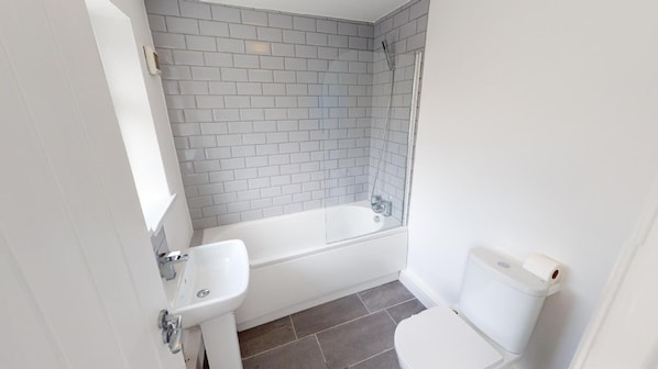 Combined shower/tub, deep soaking tub, hair dryer, towels