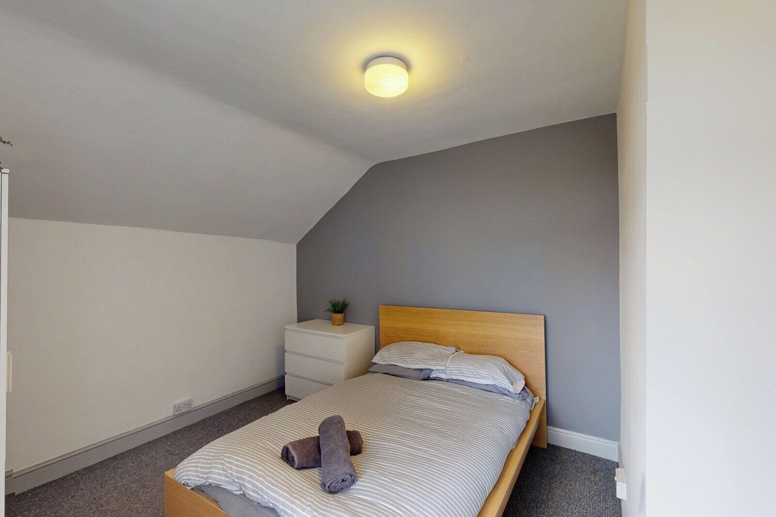 4 室のベッドルーム、WiFi (無料)、ベッドシーツ