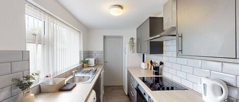 Frigorifero, microonde, forno, piano cottura