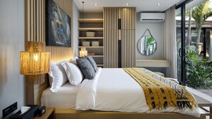 Un dormitorio moderno con una cama grande, lámparas de noche, un televisor montado en la pared y vistas al exterior.