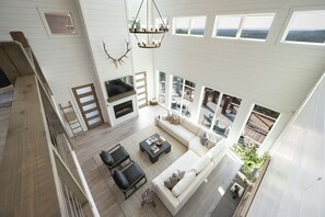 تلفزيون ذكي، مدفأة، ألعاب فيديو، كُتُب