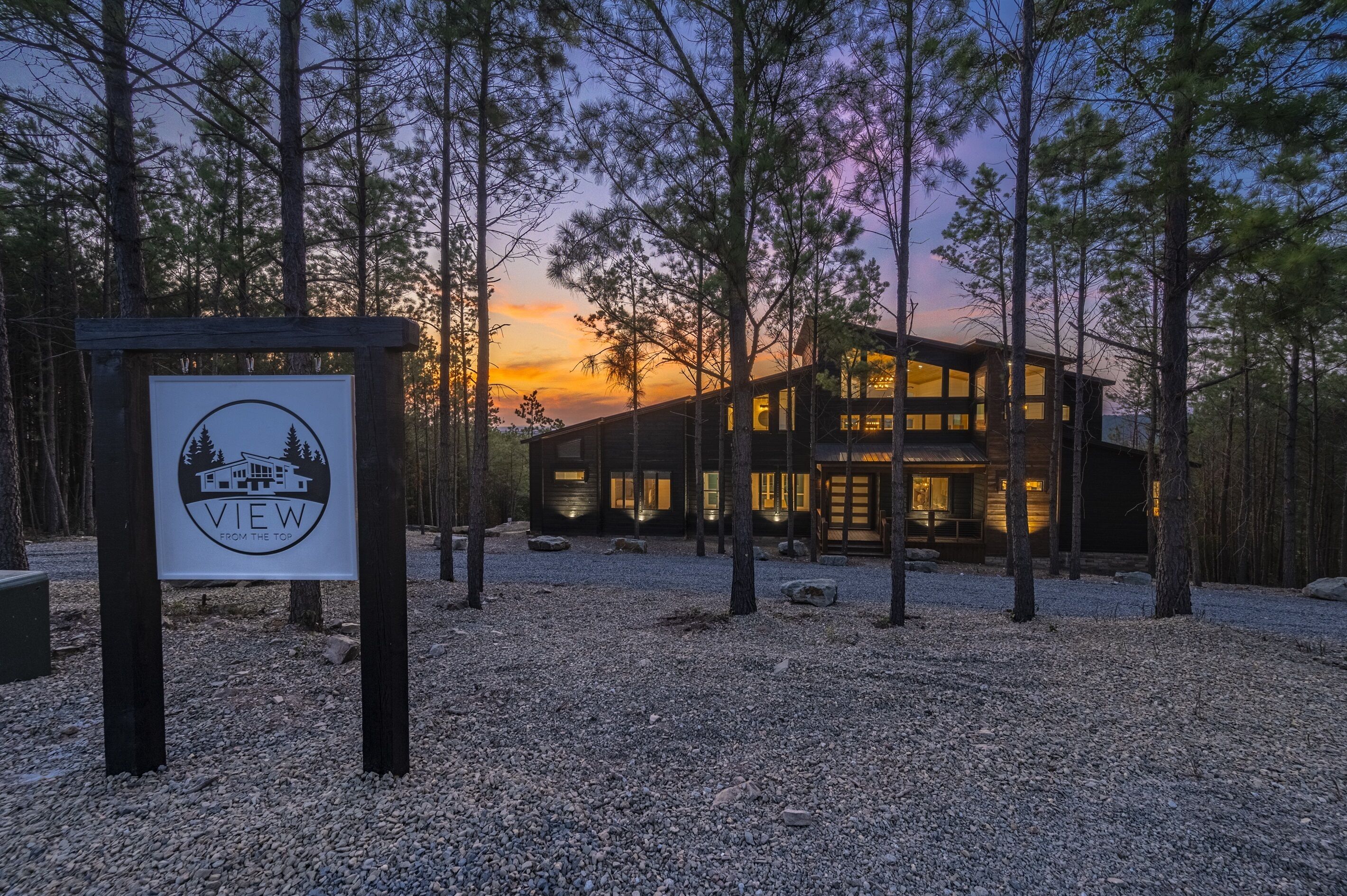 Amazing NEW Luxury Cabin w Valleys Views & Hot Tub, Fireplace, and Fire Pit