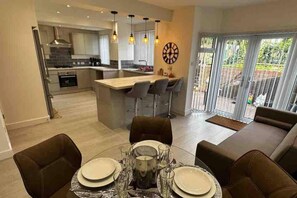 Casa, varias camas | Restaurantes