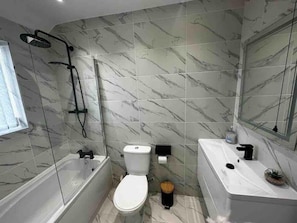 Casa, varias camas | Baño | Tina con regadera, tina profunda, secadora de cabello, toallas