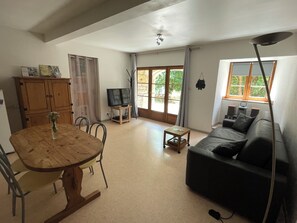 Una televisión, un reproductor de DVD, libros, una videoteca