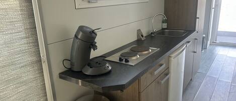 Refrigerador, parrilla de estufa, cafetera y tetera y tetera eléctrica