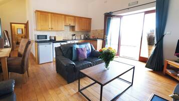 32-inch flat-screen TV with cable channels, fireplace