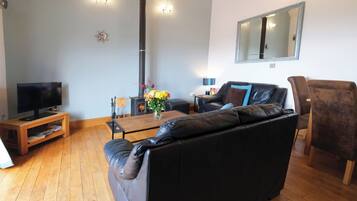 Cottage Standar | Area keluarga | Televisi layar datar 32-inci dengan saluran TV kabel dan perapian