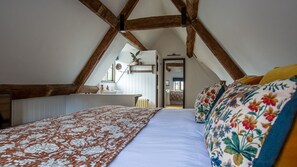 2 bedrooms, iron/ironing board, travel cot, free WiFi