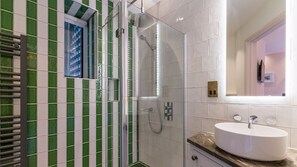 Bathtub, towels