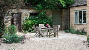 Outdoor dining - Woodland Cottage - Temple Guiting, Dog Friendly (Temple Guiting)