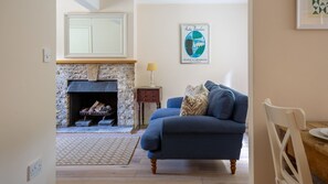 TV, offices - Woodland Cottage - Temple Guiting, Dog Friendly (Temple Guiting)