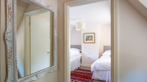 3 bedrooms, desk, iron/ironing board, travel cot - Woodland Cottage - Temple Guiting, Dog Friendly (Temple Guiting)