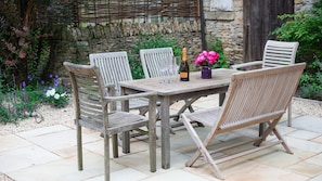 Outdoor dining - Woodland Cottage - Temple Guiting, Dog Friendly (Temple Guiting)