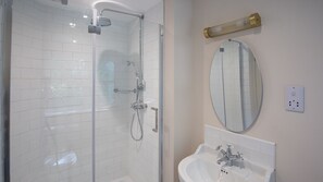 Bathtub, hair dryer, towels - Woodland Cottage - Temple Guiting, Dog Friendly (Temple Guiting)