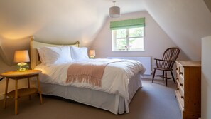 3 habitaciones, escritorio y tabla de planchar con plancha 