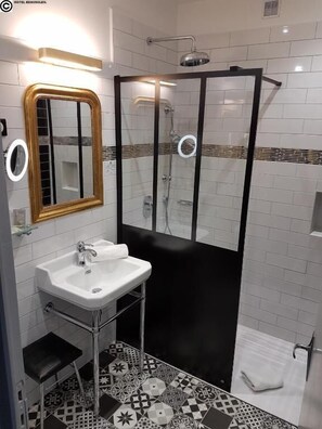 Chambre double avec terrasse | Bathroom | Hair dryer, towels, soap, shampoo - Hôtel Beausoleil (Montélimar)