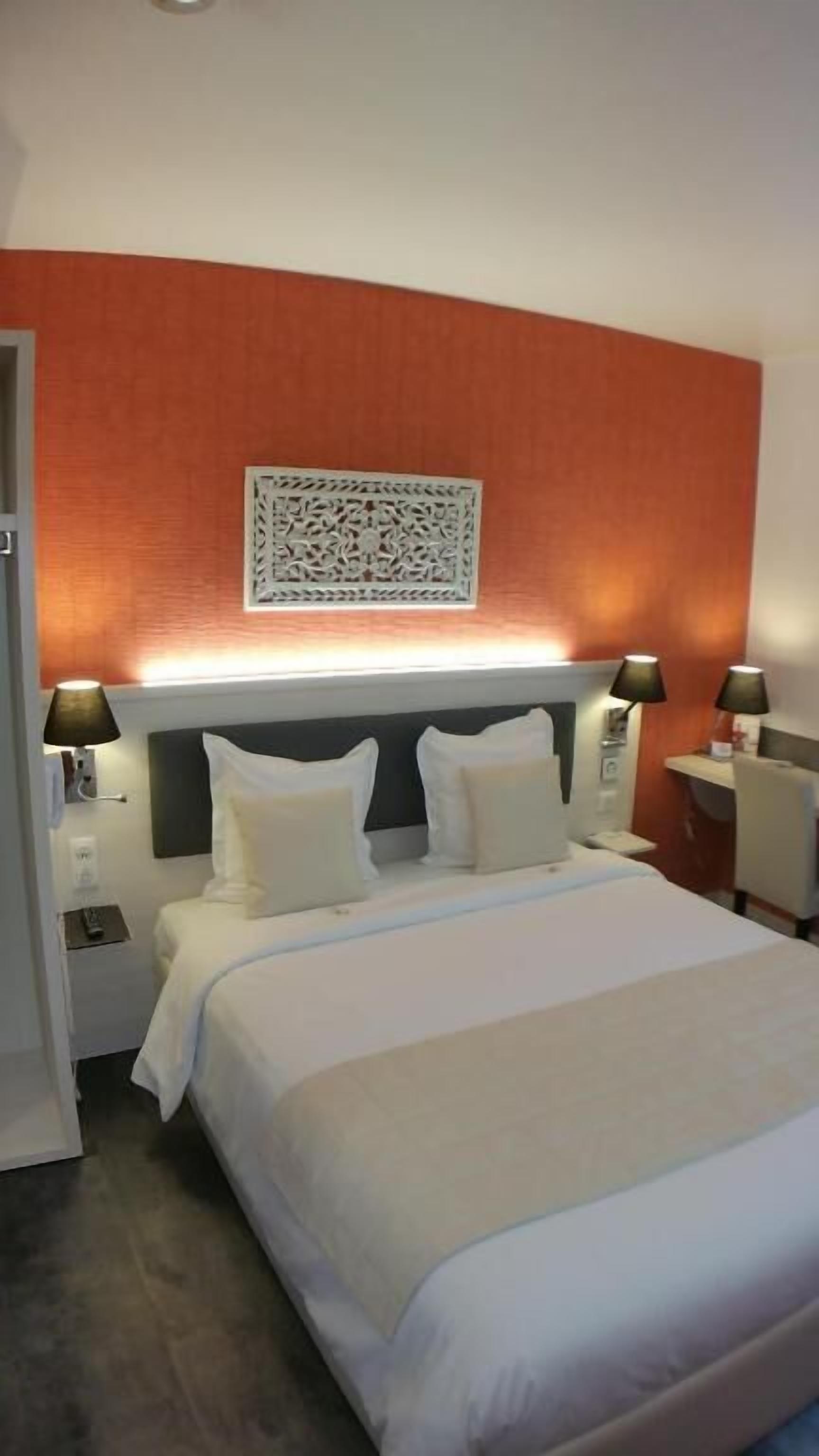 Chambre double avec douche | In-room safe, desk, soundproofing, iron/ironing board