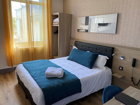 Chambre double avec douche | In-room safe, desk, soundproofing, iron/ironing board - Hôtel Beausoleil (Montélimar)
