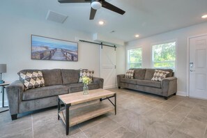Smart TV - Turtle Creek Unit 2: perfect for large families with ocean views and private pool. (Oak Island)